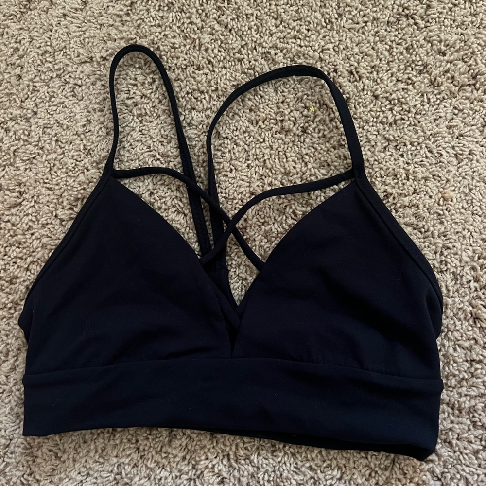 black lululemon sports bra